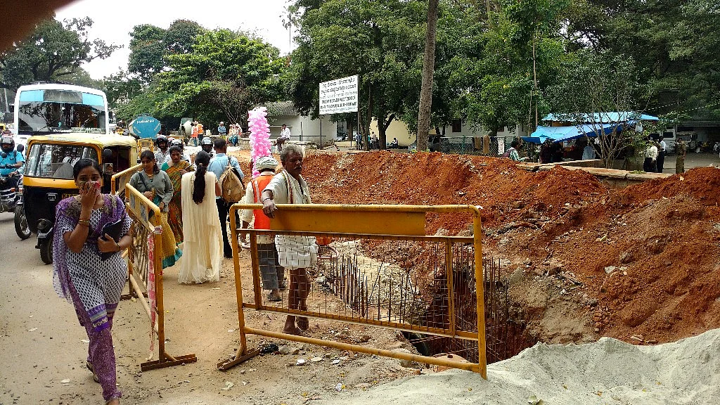 Construction underway to widen the roads in Bengaluru. (Photo: Subir Ghosh/ <b>The Quint</b>)