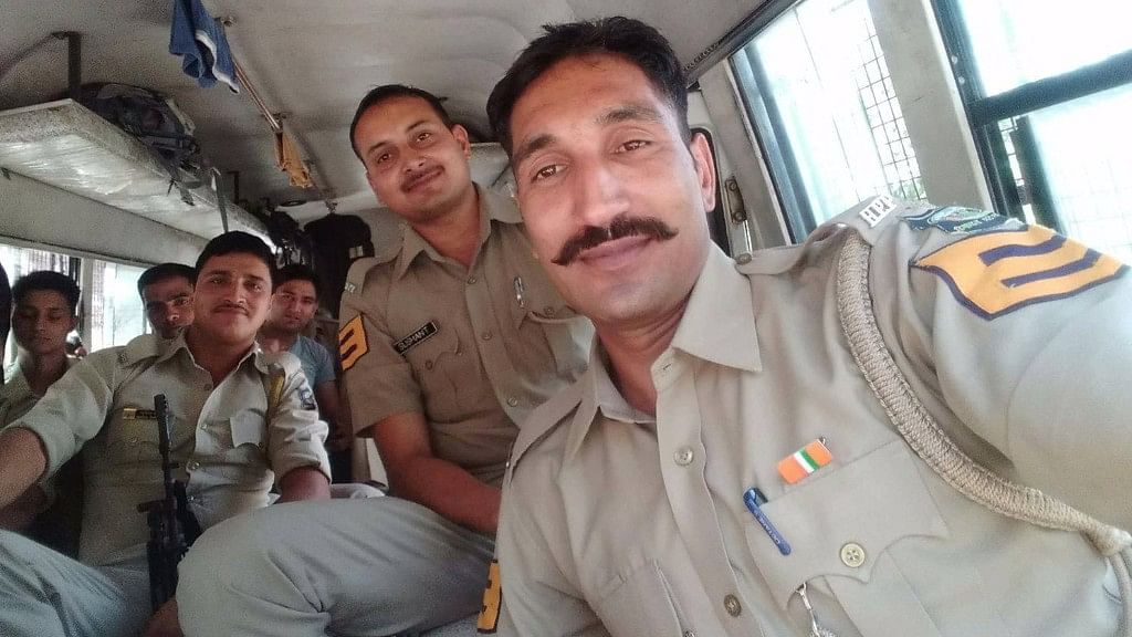 Head Constable Manoj Thakur (right) with his colleagues from Himachal Pradesh police. (Photo Courtesy: Facebook/<a href="https://www.facebook.com/photo.php?fbid=1118530481555375&amp;set=a.103584666383300.6981.100001953015058&amp;type=3&amp;theater">Manoj Thakur</a>)