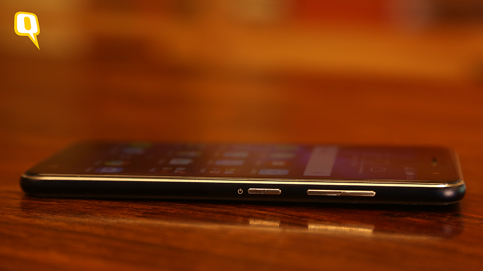 The thinness of Zenfone 3 (Photo: Shiv Kumar Maurya/<b>The Quint</b>)