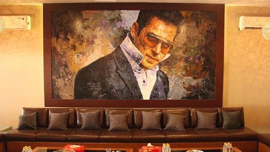 

This portrait is something every Salman fan would be eyeing. (Photo Courtesy: <a href="http://www.colorstv.com/in/photos/salmans-chalet-on-the-sets-of-bigg-boss-10-50009967.html">ColorsTV</a>)