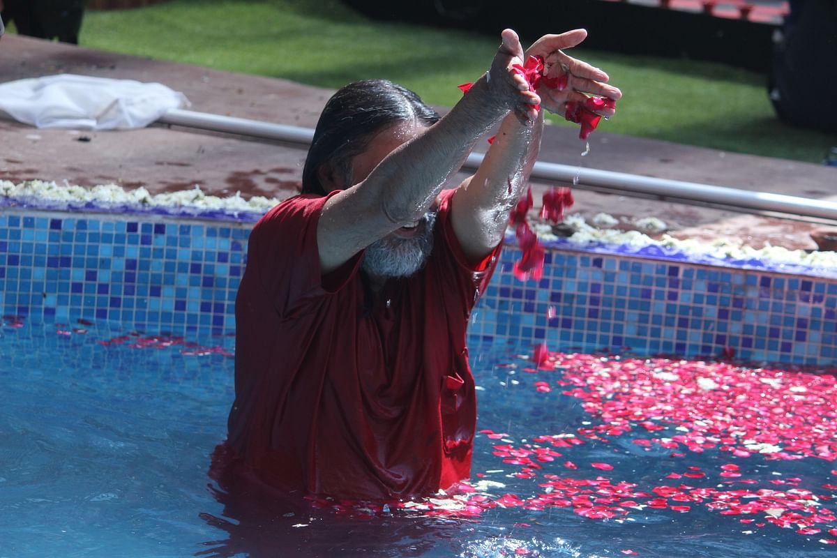 Swamiji takes a  dip in the pool with Monalisa and Manveer gets into a brawl with Manoj. 