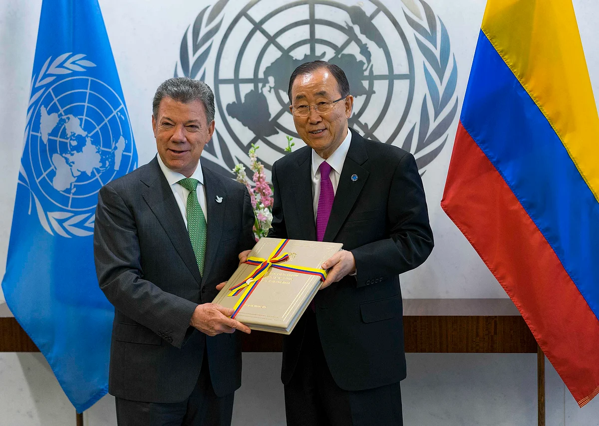 Santos presents a copy of a peace agreement that was forged in his country to UN Secretary-General Ban-Ki Moon during a meeting at the UN headquarters. (Photo: AP)