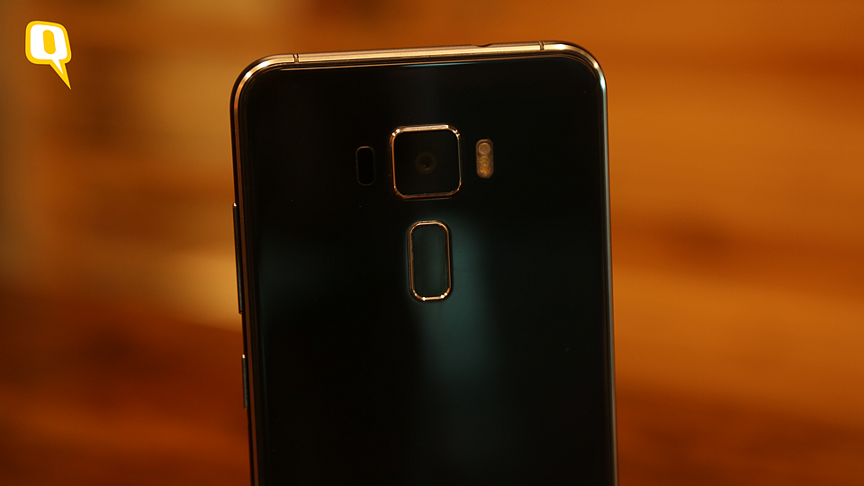 The 16-megapixel camera works to good effect. (Photo: Shiv Kumar Maurya/<b>The Quint</b>)
