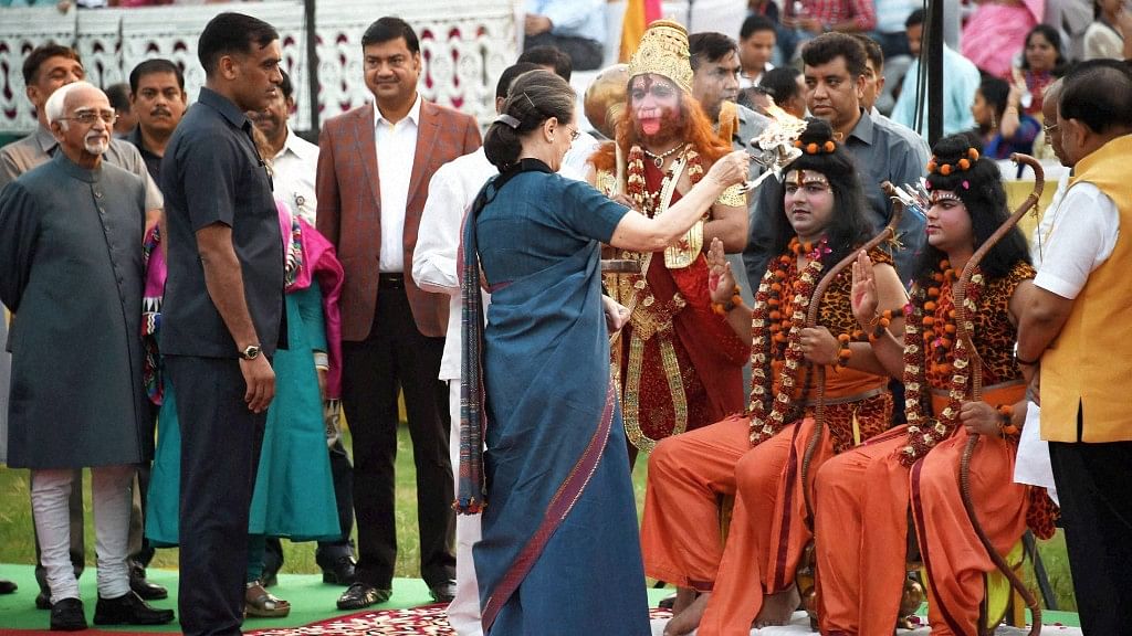 Congress President Sonia Gandhi performs Aarti during Dussehra celebrations  at Red Fort in New Delhi. (Photo: PTI)