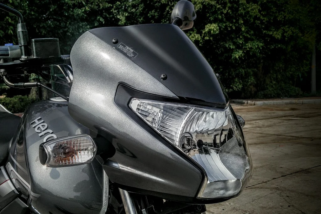 The front headlight on the Hero Achiever 150. (Photo Courtesy: Motorscribes)
