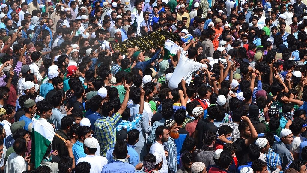 Funeral of Daanish Rasool Mir  in Baramulla district who was killed after policemen fired at him in Batapora, Sopore. (Photo: <b>The Quint</b>)