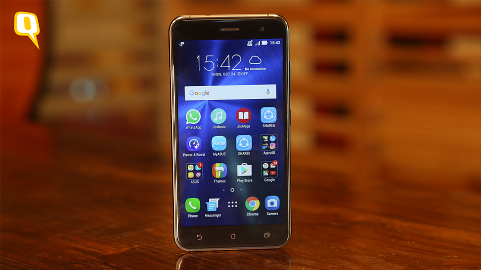 Zenfone 3 runs a custom Android UI overlaid on Android 6.0 (Photo: Shiv Kumar Maurya/<b>The Quint</b>)