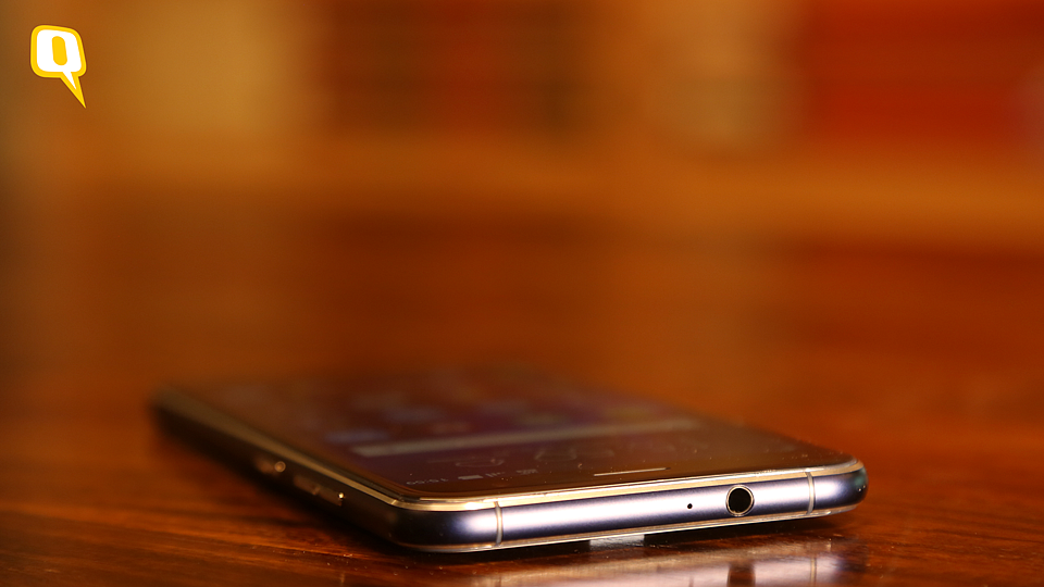 3.5mm headphone jack on Zenfone 3 (Photo: Shiv Kumar Maurya/<b>The Quint</b>)