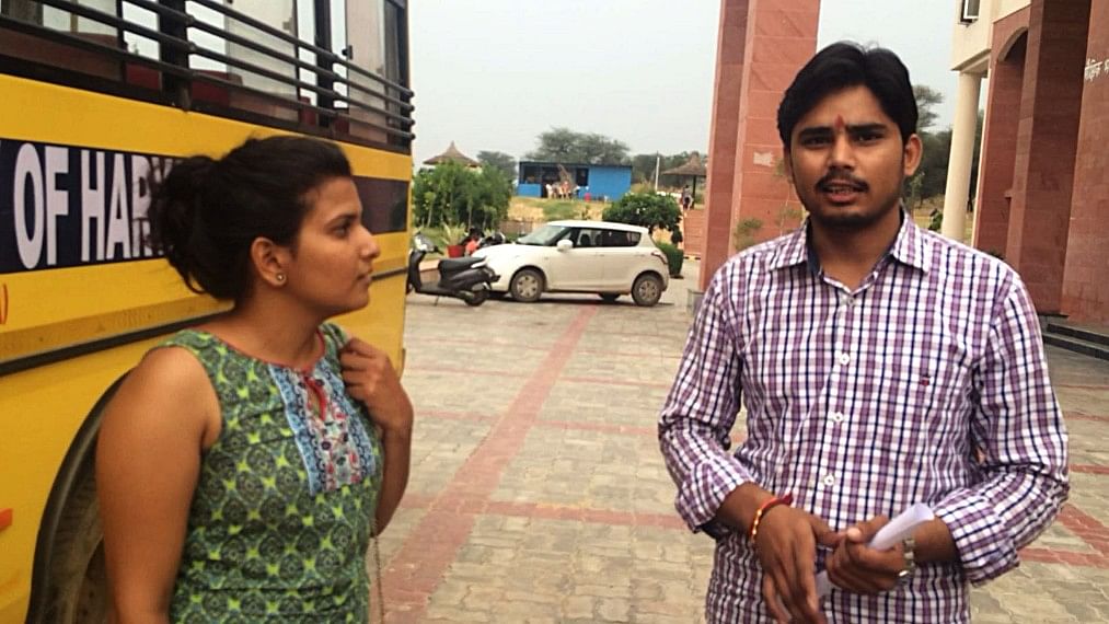 An ABVP supporter in Haryana University argues with another student. (Photo: <b>The Quint</b>)