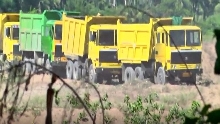 Activists in Tamil Nadu have claimed through a video that illegal sand mining is happening on the banks of the Cauvery. (Photo Courtesy: The News Minute)