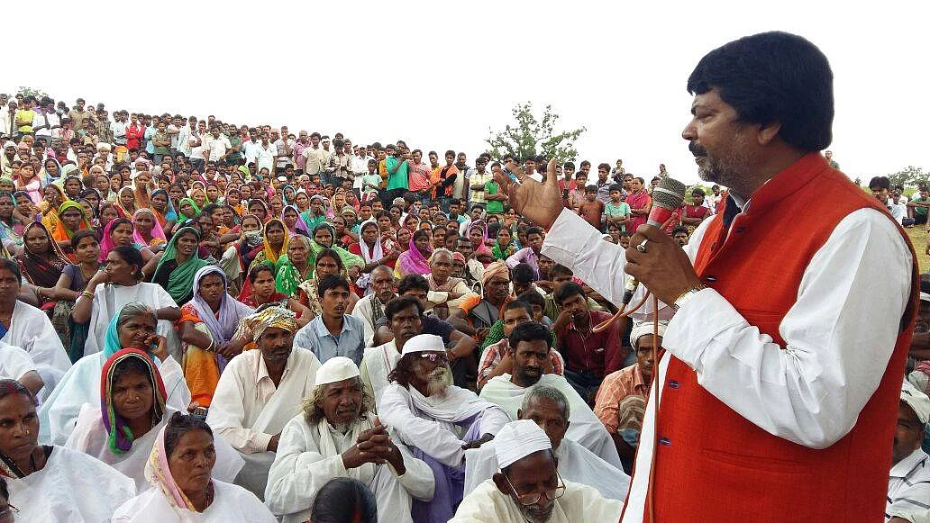 Former Congress Minister Yogendra Saw address the villagers in Barkagaon in Hazaribagh. (Photo Courtesy: <a href="https://www.facebook.com/photo.php?fbid=2213897272169359&set=pb.100006473246097.-2207520000.1475624735.&type=3&theater">Facebook</a>)