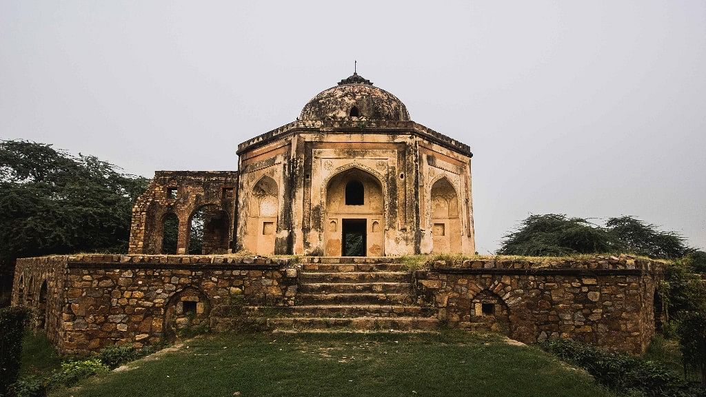 Bordering the Qutub Minar complex, but overlooked by most of the tourist hordes, the Mehrauli Archaeological Park preserves some of the  historic relics of Delhi. (Photo: Abhilash Mallick/<b>The Quint)</b>