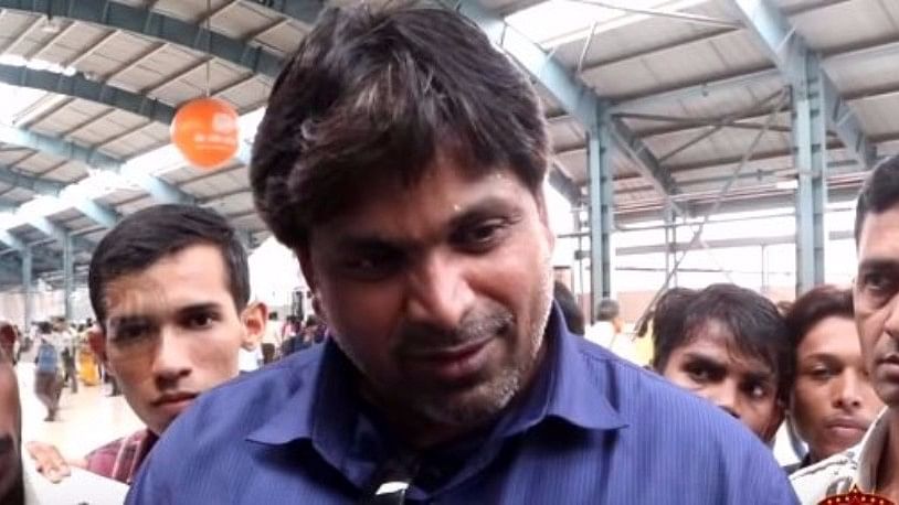 

“You have more responsible work to do,” said the random stranger to a reporter. (Photo: <a href="https://www.youtube.com/channel/UCA5wv3lbx6fn54ou6uytSIA">Bollywood Spy</a>)
