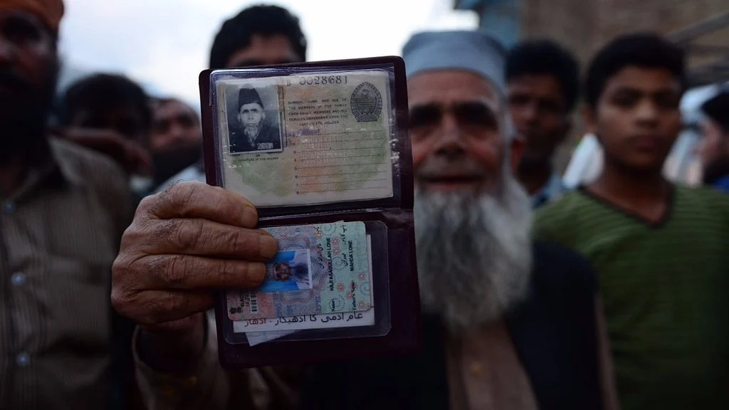 Haji Assadullah Lone, a resident of Uri. (Photo courtesy: Jaskirat Singh Bawa/ <b>The Quint</b>)