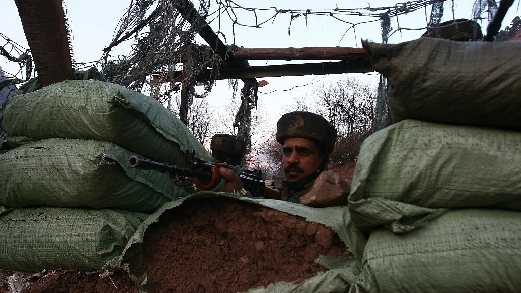 The army movement along the border has increased after 18 September. (Photo: Farooq Javed Khan/<b>The Quint</b>)