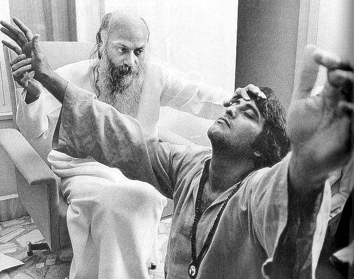 Osho Rajneesh with Vinod Khanna. (Photo Courtesy: Twitter)