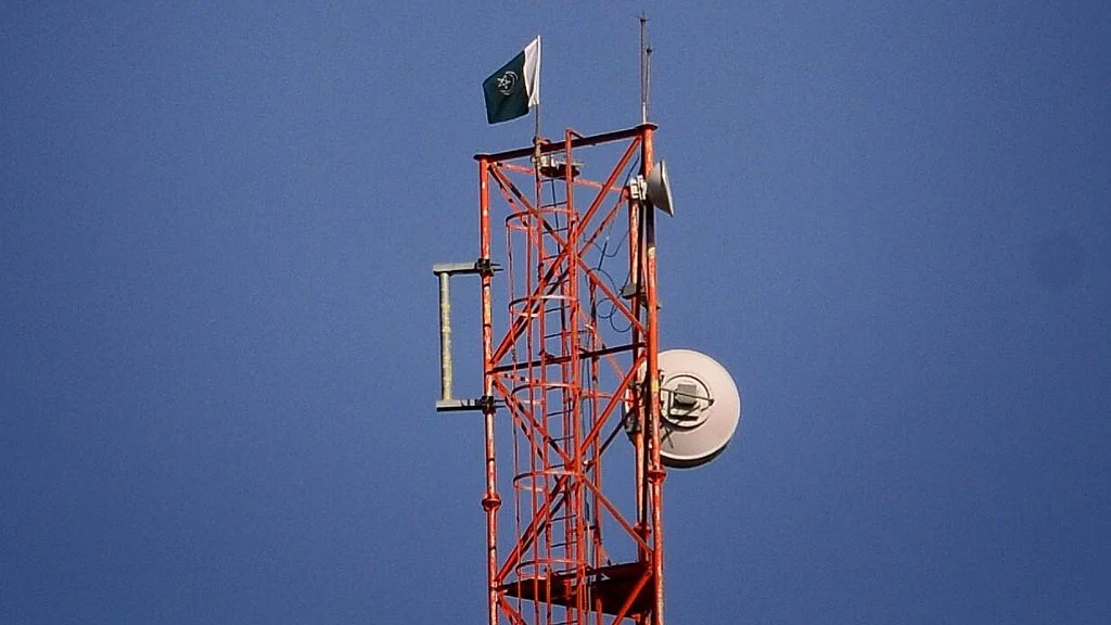 A Pakistani flag flies atop a mobile phone tower close to the army’s base camp at Chowkibal. (Photo: Jaskirat Singh Bawa/ <b>The Quint</b>)
