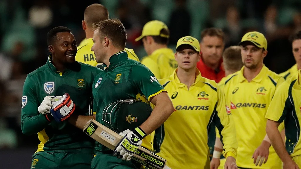 South Africa’s batsman Andile Phehlukwayo (L) with teammate David Miller (R), leaves the field after scoring the winning runs during the third one-day international cricket match between South Africa and Australia, at Kingsmead stadium in Durban. (Photo: AP)
