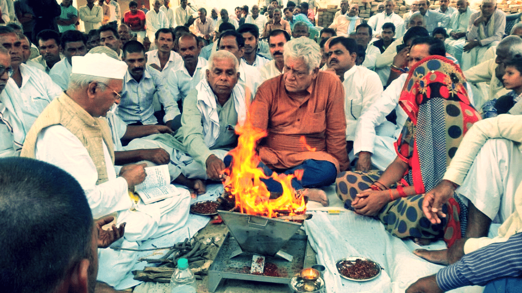 Om Puri conducts a <i>havan</i> at the residence of martyred soldier Nitin Yadav. (Photo courtesy: Twitter/<a href="https://twitter.com/Amir_Haque">@Amir_Haque</a>)