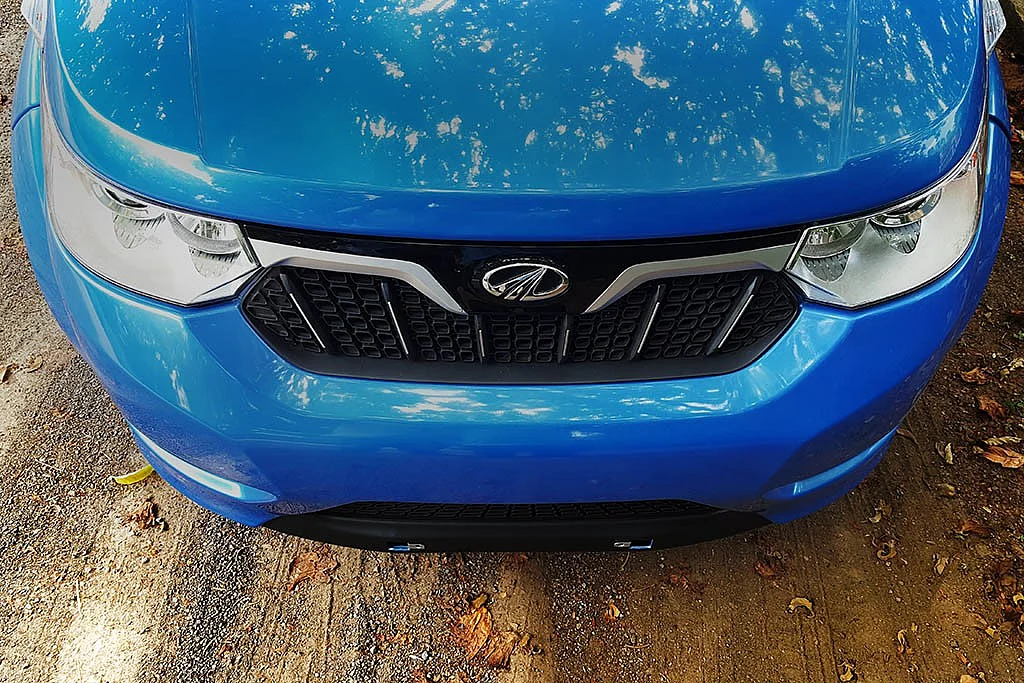 The not-so-broad front fascia of the Mahindra e2o Plus. (Photo Courtesy: MotorScribes)