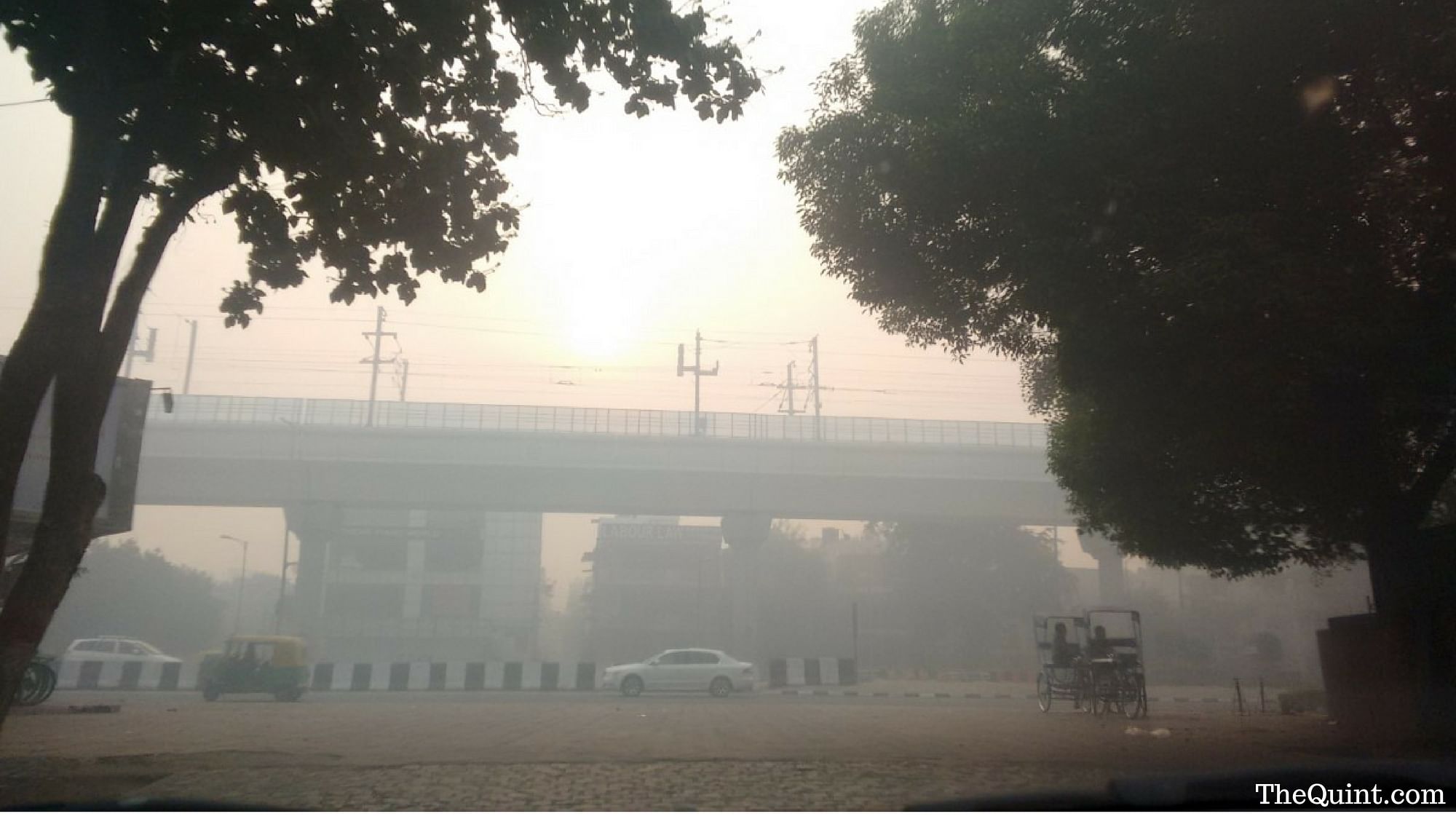 Heavy smog near Lajpat Nagar Metro Station, in South Delhi. (Photo: <b>TheQuint</b>/Abhipsha Mahapatro)&nbsp;