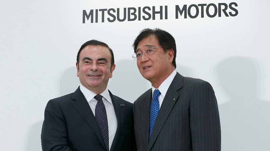  Nissan Motor Co. CEO Carlos Ghosn, left, and Mitsubishi Motors Corp. CEO Osamu Masuko pose for photographers during a joint press conference in Tokyo on 20 October 2016. (Photo: AP)