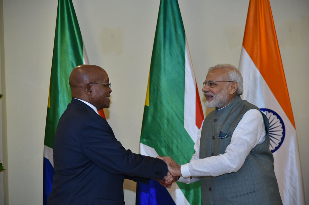 PM Modi greets South African President, Jacob Zuma. (Photo Courtesy: Twitter/<a href="https://twitter.com/MEAIndia/status/787292255874801664">@MEAIndia</a>)
