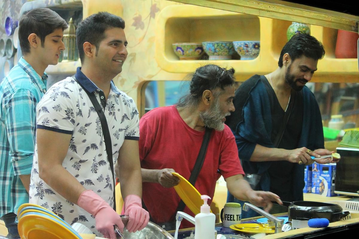 In the middle of all the fighting and quarrelling in the house, Bigg Boss has a  surprise and a big shock planned.