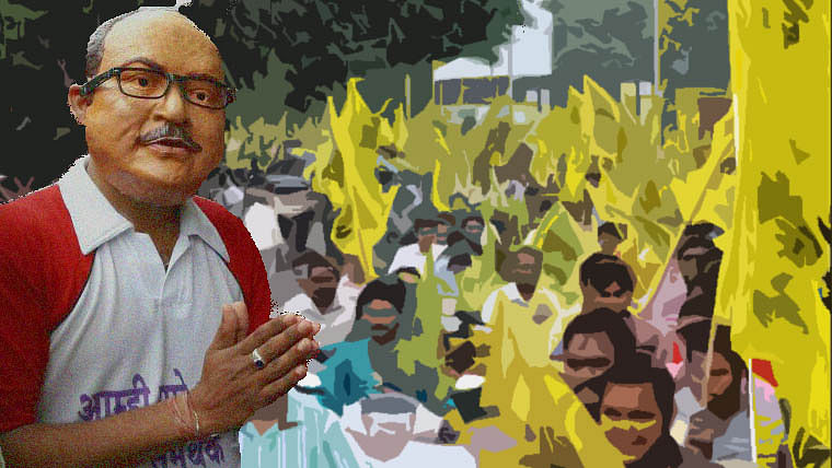 A supporter wears mask of Chhagan Bhujbal at a rally organised to protest his arrest. (Image: <b>The Quint</b>/ Divya Talwar)