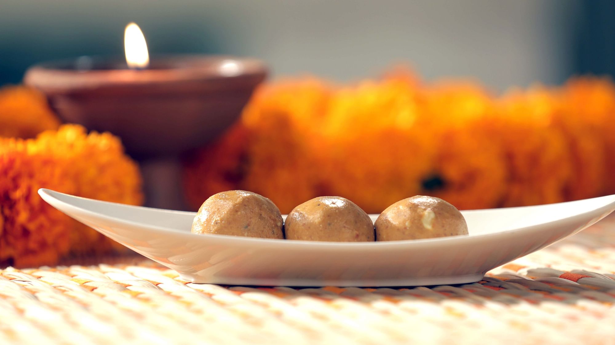 Celebrate Diwali with these homemade Besan Ladoos. (Photo: The Quint)