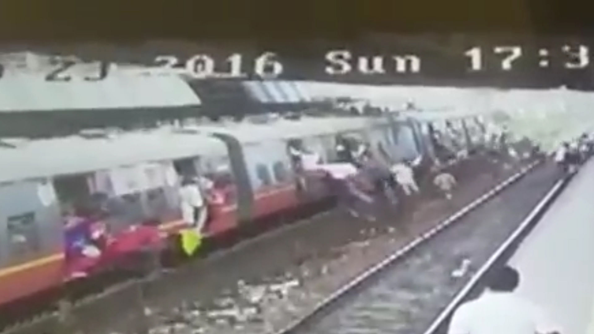 Horrific train accident (Photo: CCTV screengrab)