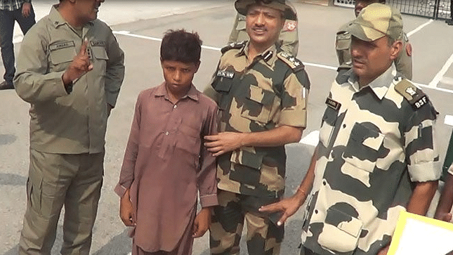 BSF returned 12-year old Tanveer to Pakistani authorities. (Photo Courtesy: Twitter/<a href="https://twitter.com/veersingh927/status/782996649765249024">@veersingh927</a>)