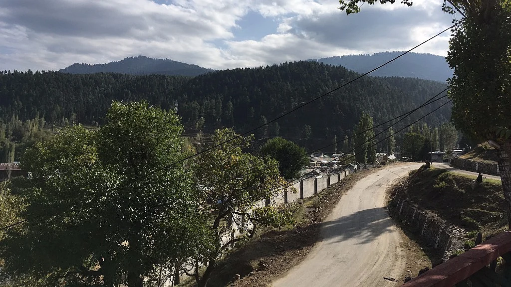 The road up from Chowkibal to Tangdhar in north Kashmir. (Photo: Jaskirat Singh Bawa/ <b>The Quint</b>)
