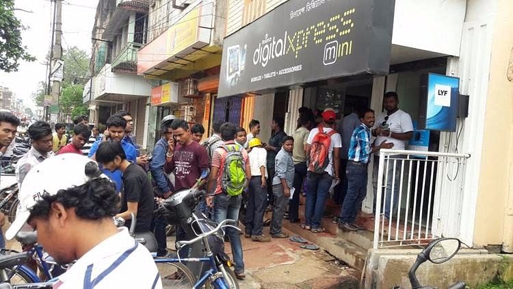 The craze for free Reliance Jio SIMs led to huge lines forming outside Reliance  stores. (Photo: Reuters)