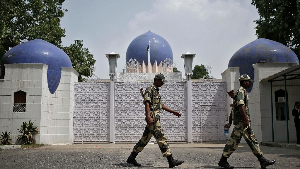 Indian security personnel walk past the main gate of Pakistan High Commission in New Delhi on 19 August 2014. (Photo: Reuters)