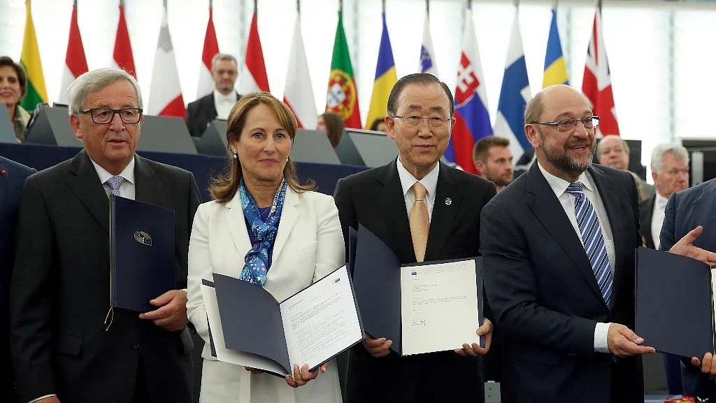 (From L to R) European Commission President Jean-Claude Juncker, French Minister for Environment Segolene Royal, UN Secretary General Ban Ki-moon and European Parliament President Martin Schulz, after the lawmakers endorsed the agreement to limit global warming at the European Parliament on 4 October 2016. (Photo: AP)