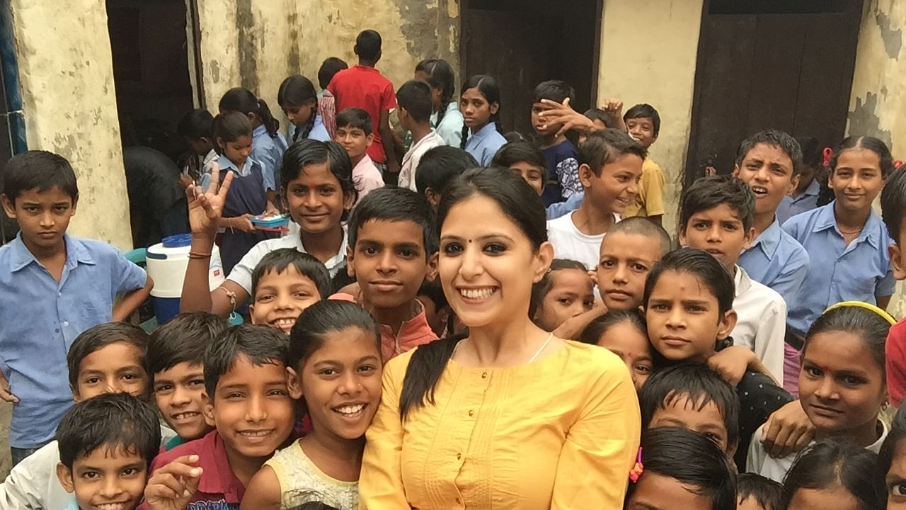 Muskan with the kids in the school. (Photo: <b>The Quint</b>)