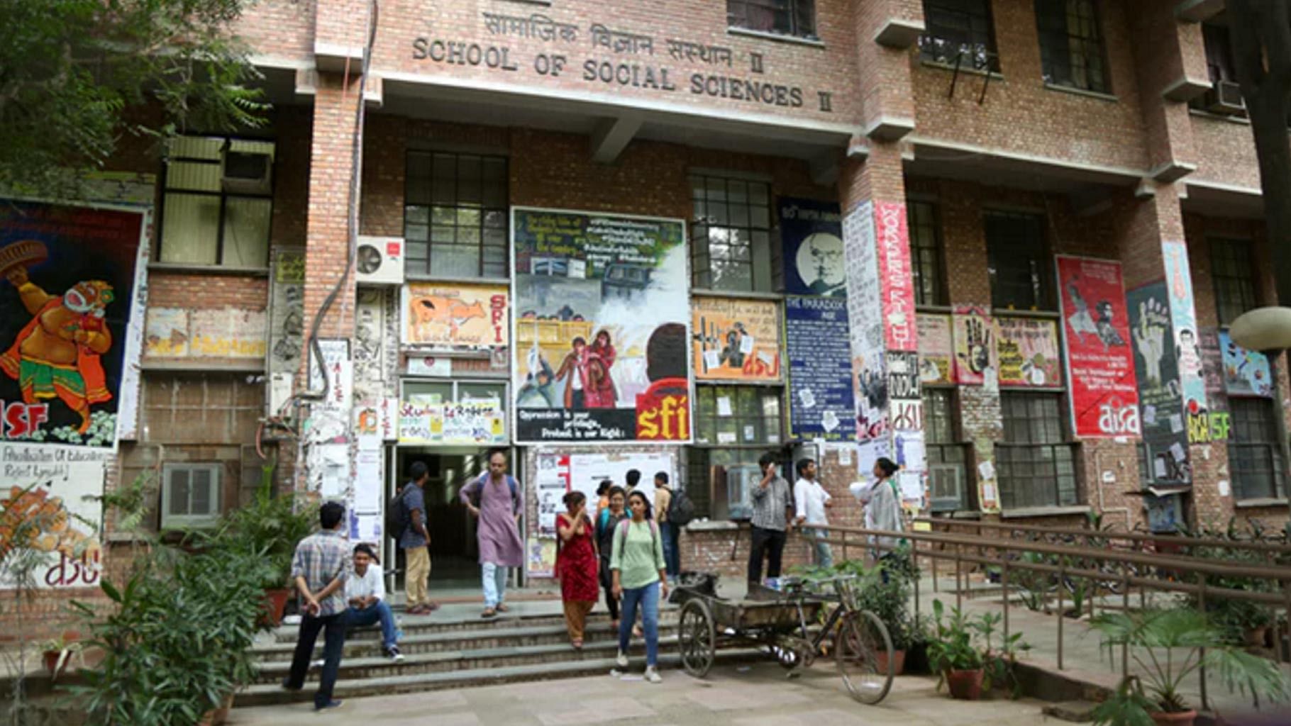 ABVP has accused AISA of communalising the issue. (Photo: <b>The Quint</b>)