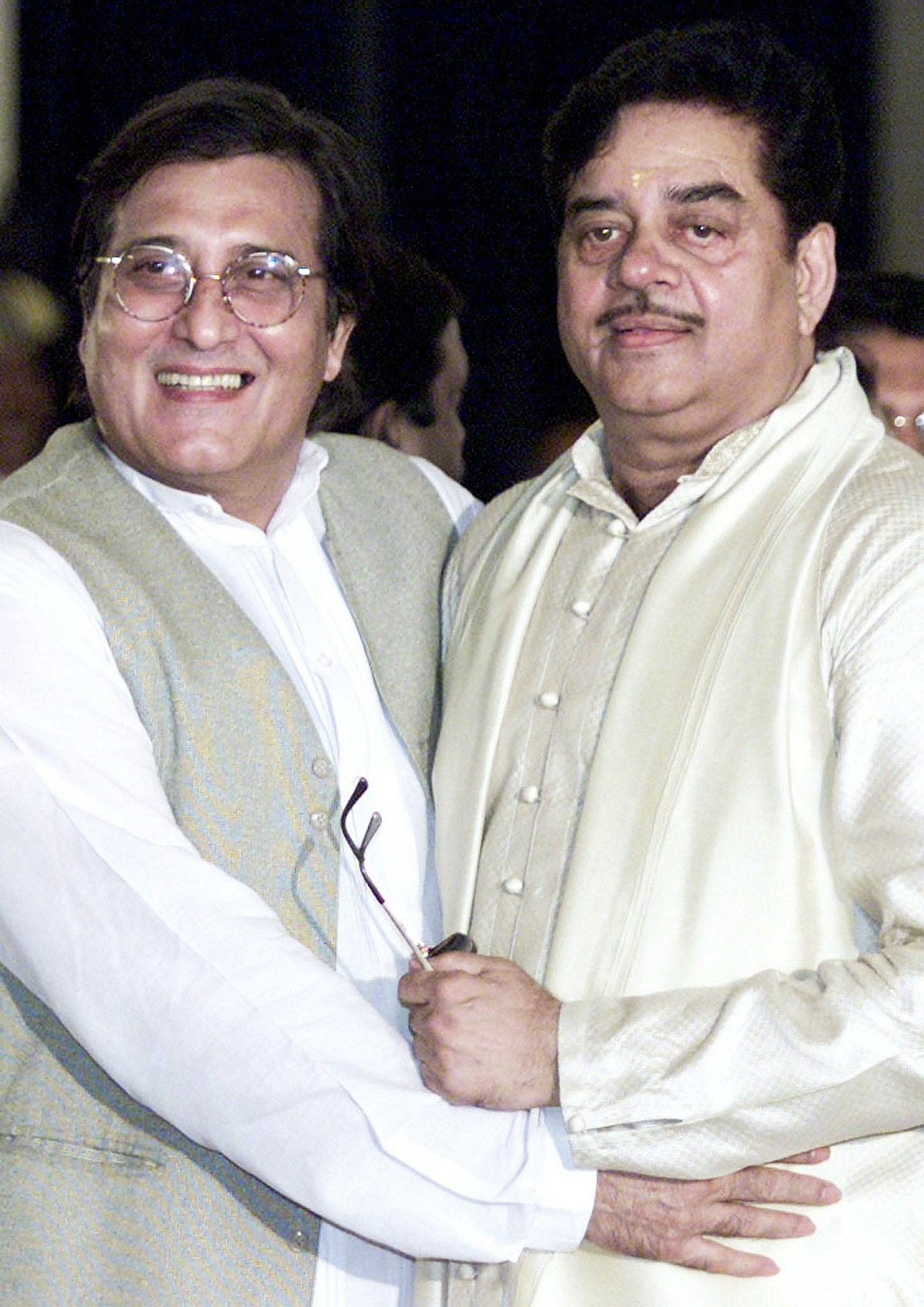 Actors-turned-politicians Shatrughan Sinha and Vinod Khanna pose for photographers after the swearing-in-ceremony in New Delhi, 1 July 2002. (Photo: Reuters)