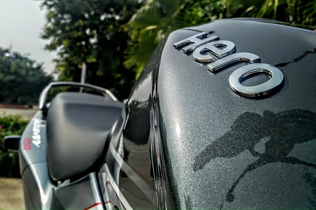 The 3-D ‘Hero’ badge on the Achiever 150. (Photo Courtesy: Motorscribes)