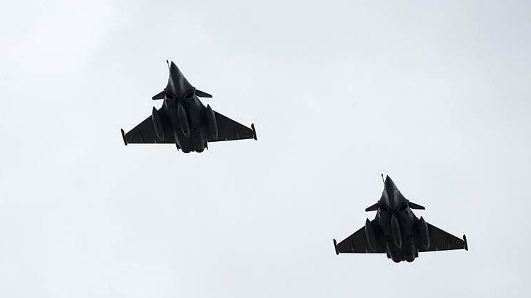 Dassault Rafale fighter jets fly over the Pyramid of the Louvre Museum as part of a rehearsal of the traditional Bastille Day military parade in Paris, France, 11 July, 2016. (Photo: Reuters)&nbsp;