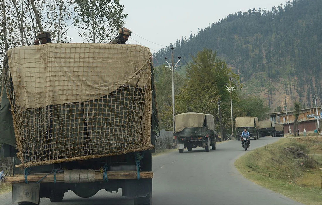 Army trucks on their way to Chowkibal in Kupwara. (Photo: Jaskirat Singh Bawa/ <b>The Quint</b>)