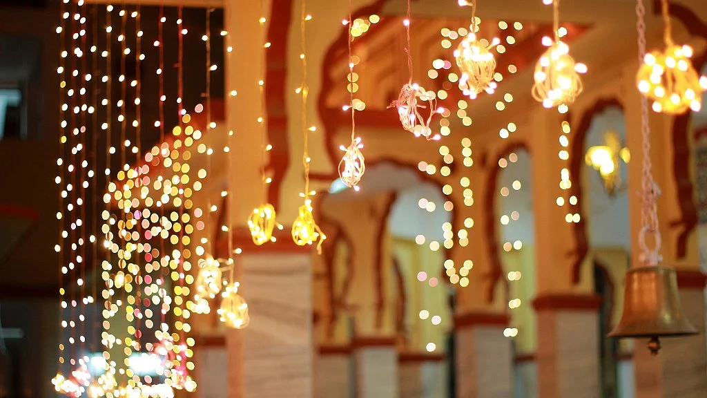 Diwali envelopes the surroundings in a beautiful cover of light and happiness. Representational Image. (Photo: iStock)