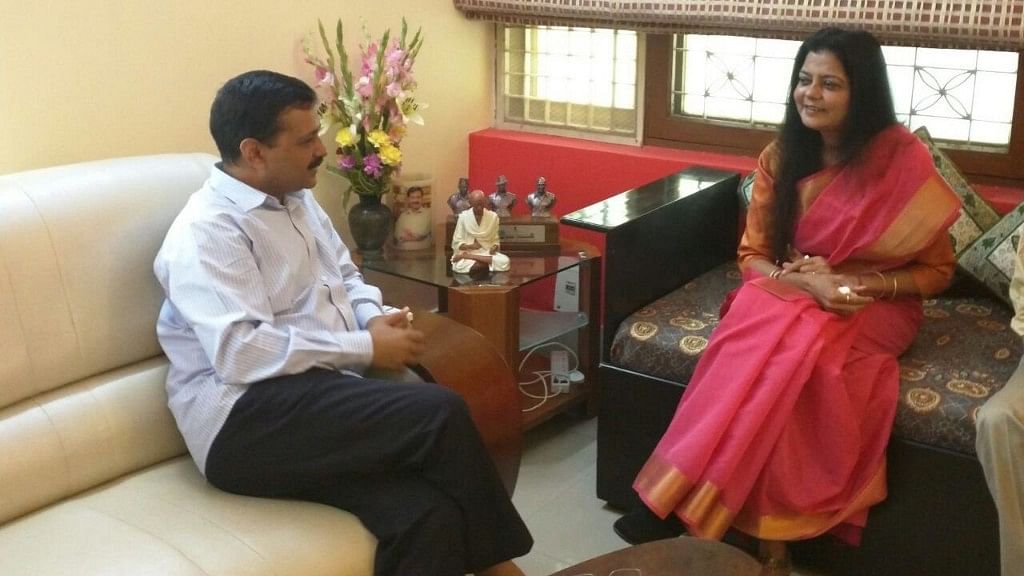 Poonam Azad (R) meets Delhi Chief Minister Arvind Kejriwal (L) at his residence. (Photo: Twitter/<a href="https://twitter.com/ANI_news/status/797713128146378752">@ANI_news</a>)