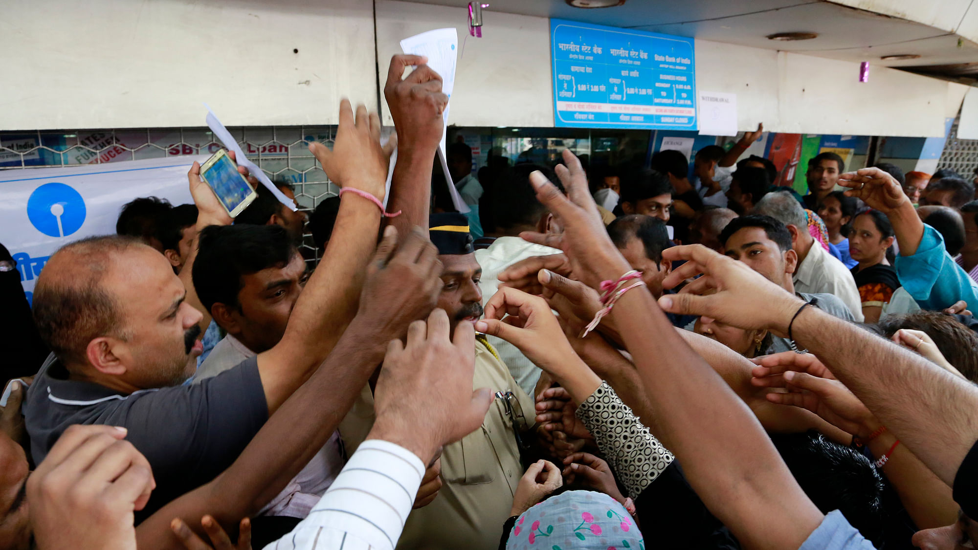 People gather outside bank to get their notes exchanged. (Photo: PTI)