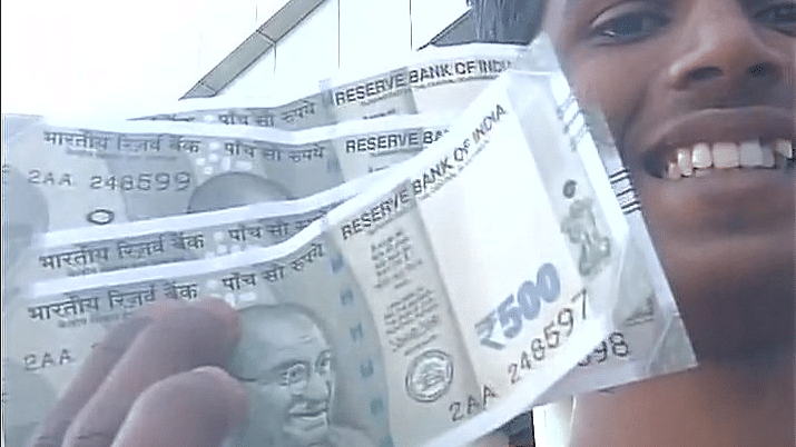 The notes hit the ATMs three days after the new Rs 2,000 notes made their first appearance. (Photo Courtesy: Twitter/<a href="https://twitter.com/ANI_news">ANI</a>)