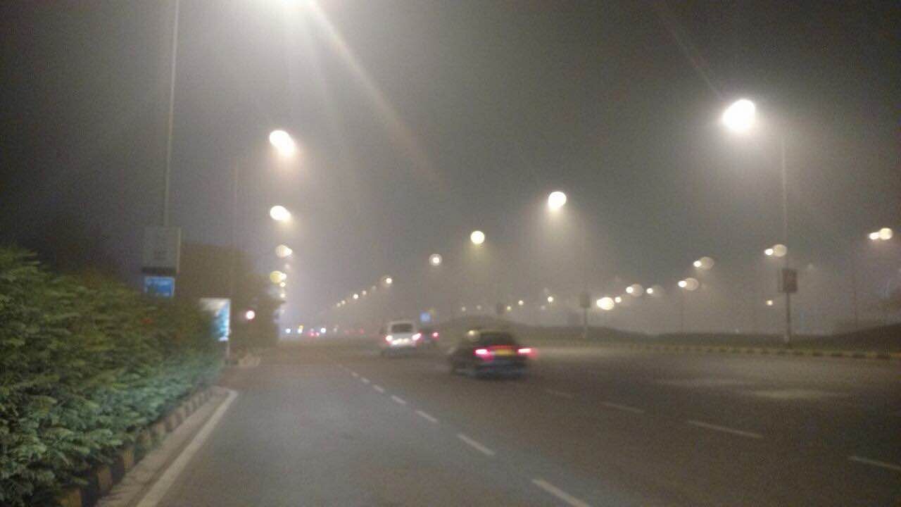 Smog decends on Shanti Path. (Photo: Monica Sarup/<b>The Quint</b>)