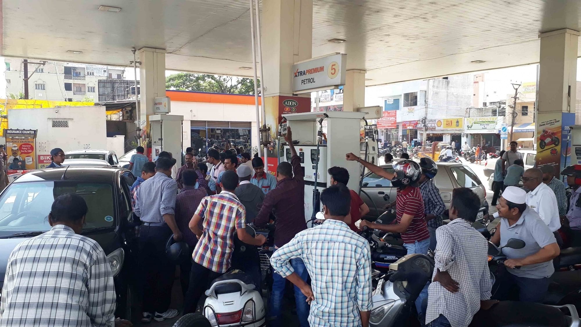 People queue up at a petrol pump in Hyderabad to fill petrol after Prime Minister Narendra Modi announced demonetisation.&nbsp;