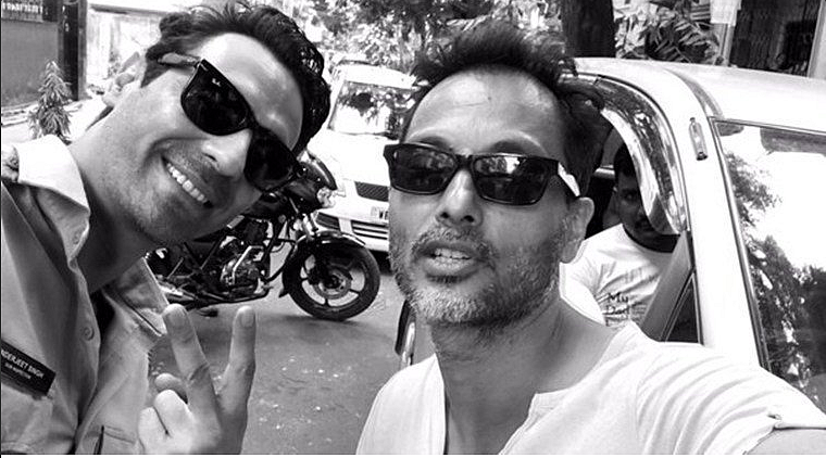 Arjun Rampal and Sujoy Ghosh on the sets of<i> Kahaani 2</i>. (Photo Courtesy: <a href="https://twitter.com/candogh360">Twitter/@candogh360</a>)