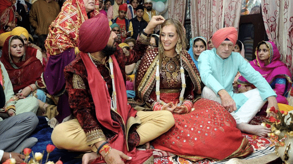 Yuvraj Singh and Hazel Keech got married today at gurudwara Fatehpur Sahib in Chandigarh. (Photo Courtesy: Instagram/<a href="https://www.instagram.com/p/BNb5_0ABcsH/">yuviworld</a>)